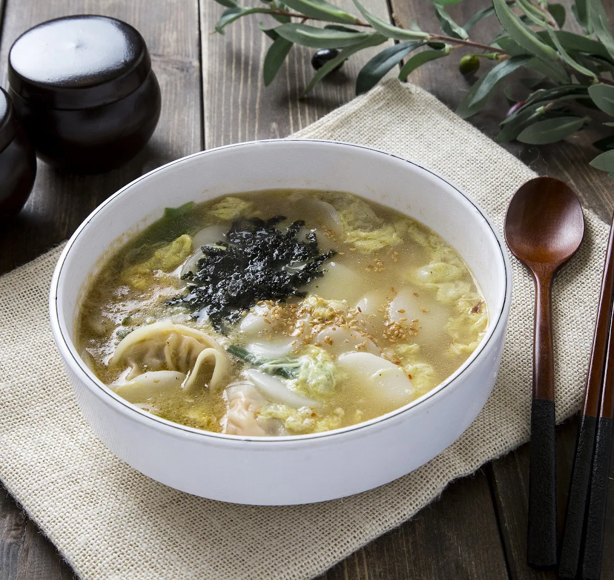 Rice Cake and Dumpling Soup 年糕饺子汤 떡만두국